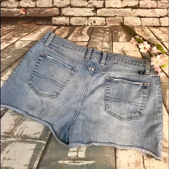 Lucky Brand 10/30 Malibu Star Embroidered Shorts - Picture 8 of 8